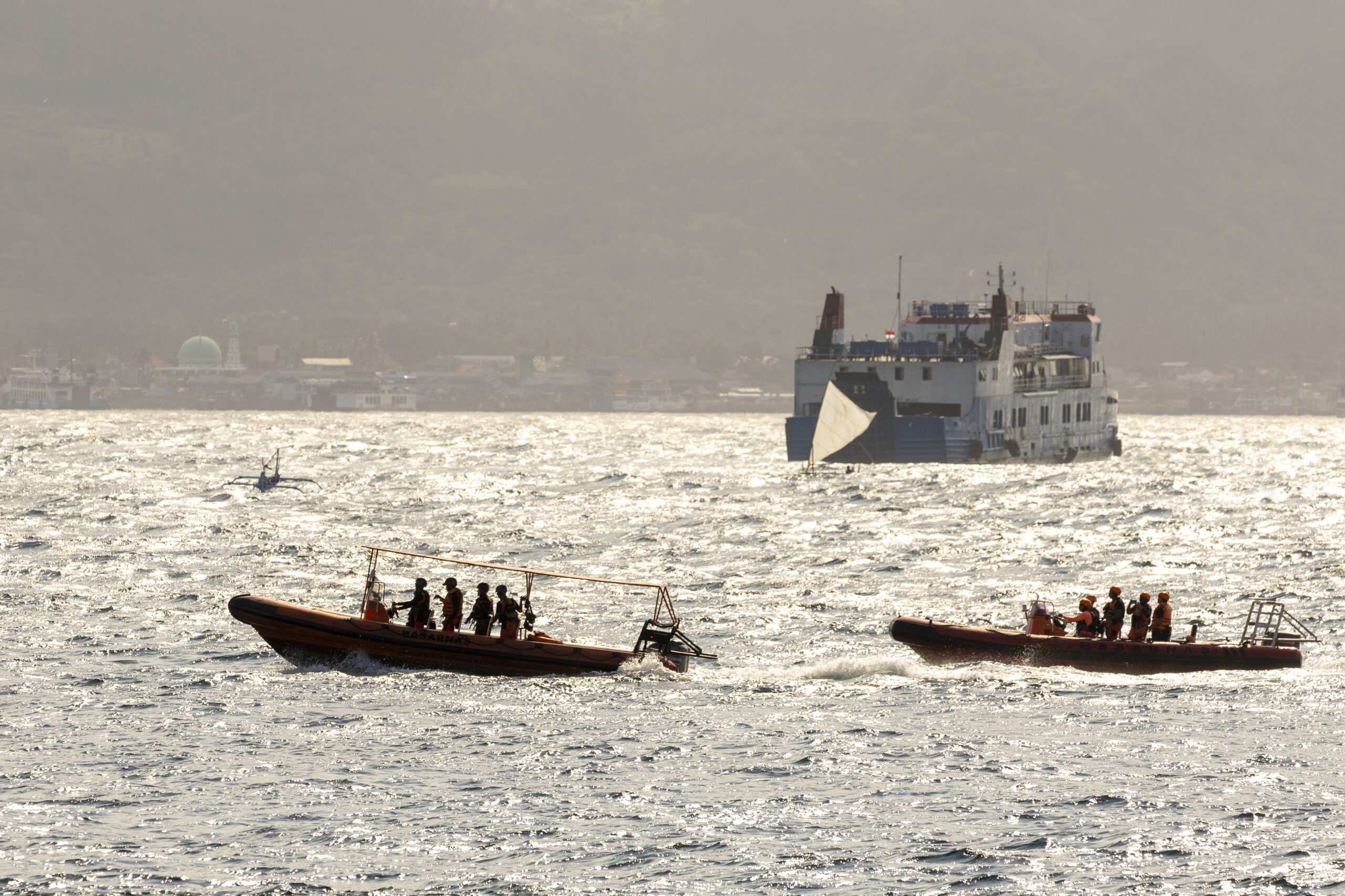 Suben a 6 los muertos tras naufragio de ferry en Indonesia: hay 29 desaparecidos