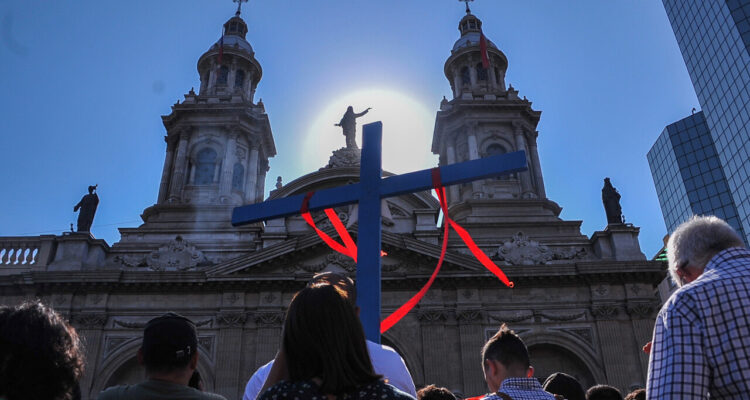 “Es nuestra responsabilidad”: Iglesia hace autocrítica por baja de católicos según datos de Censo 2024