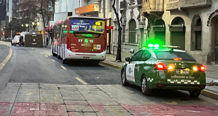 Un abatido y dos detenidos deja asalto a funcionario de la PDI cerca de Plaza Italia