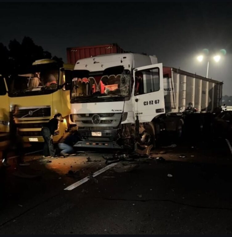 Colisión múltiple termina con una persona muerta y un camión volcado en Cartagena