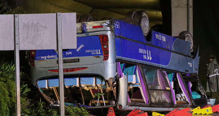 Taxibus con daños tras accidente protagonizado por chofer en Chiguayante