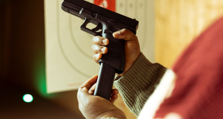 En Concón, un adolescente resultó gravemente herido tras ser baleado por su amigo de la misma edad mientras jugaban con un arma de fuego.