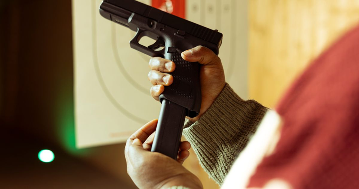 En Concón, un adolescente resultó gravemente herido tras ser baleado por su amigo de la misma edad mientras jugaban con un arma de fuego.