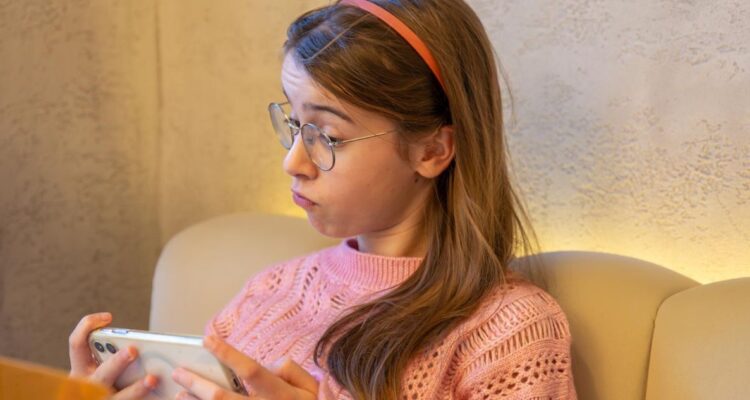 Por qué la mayoría de los adolescentes prefieren conversar con una IA antes que con amigos reales