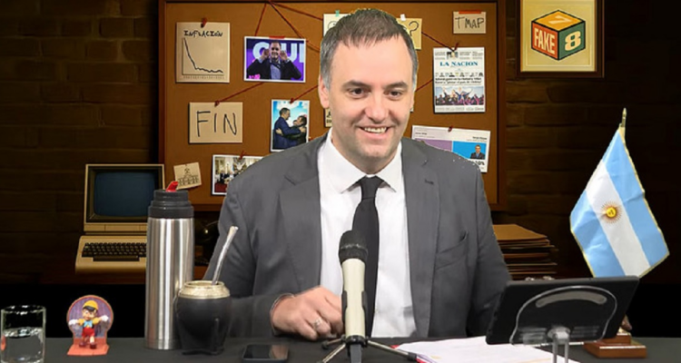 Manuel Adorni, vocero de Javier Milei, en su programa streaming.