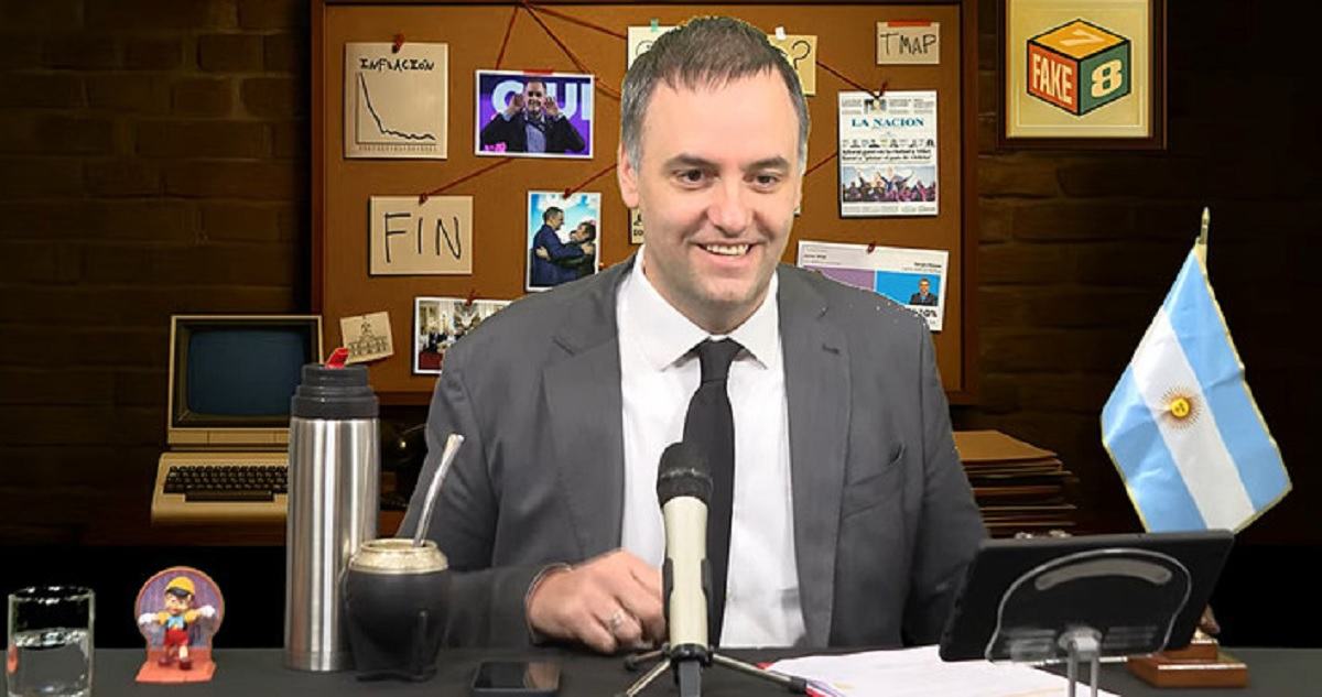 Manuel Adorni, vocero de Javier Milei, en su programa streaming.