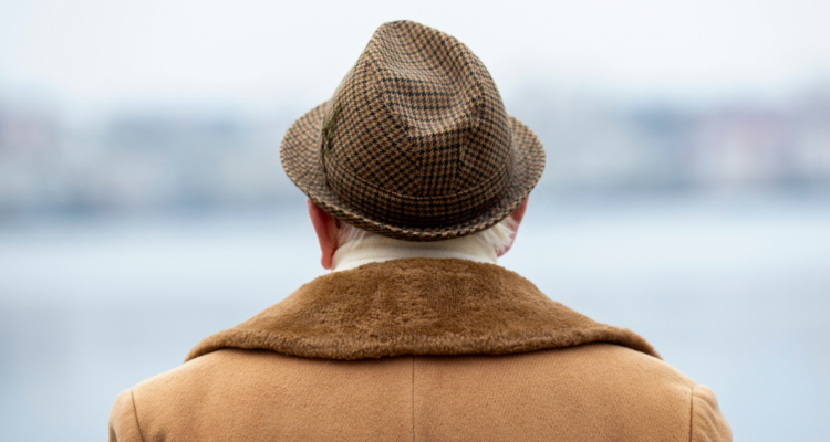 Fotografía de contexto de un adulto mayor en referencia a desaparecido en Rahue