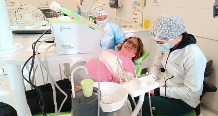 CFT Santo Tomás brindó atención dental gratis a adultos mayores en la región de Valparaíso