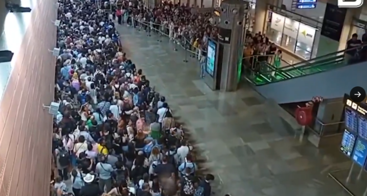 multitud en aeropuerto de Barajas