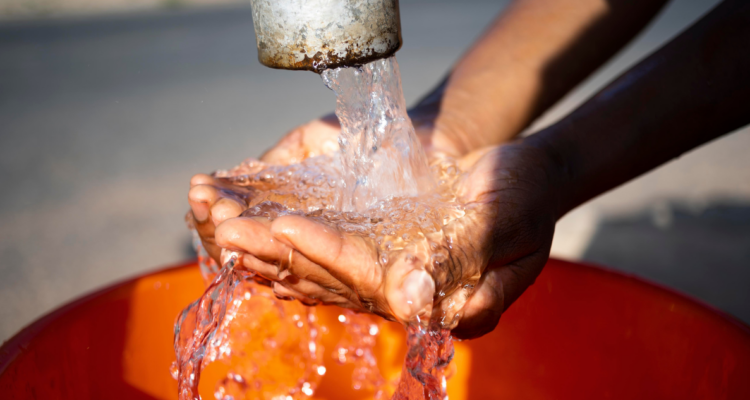 La abundancia y el desprecio cotidiano por el agua potable en Chile revelan un privilegio invisible que contrasta dolorosamente con la realidad de millones de personas