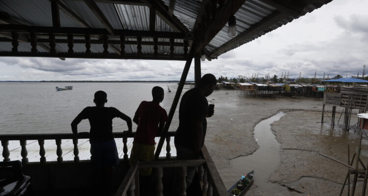 Personas observan el mar este miércoles en Buenaventura, Colombia