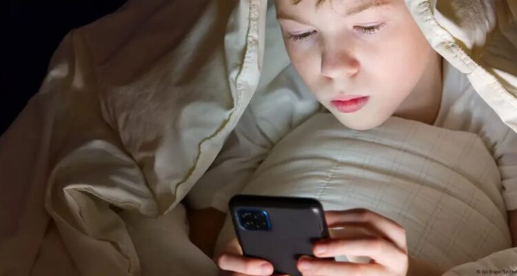 Por qué un móvil antes de los 13 años afecta la salud mental