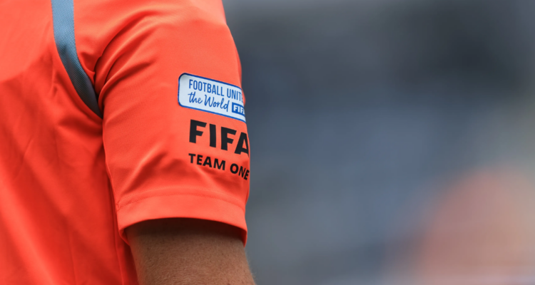 Sin árbitros nacionales: FIFA definió los jueces que dirigirán los duelos del Mundial Sub 20 de Chile