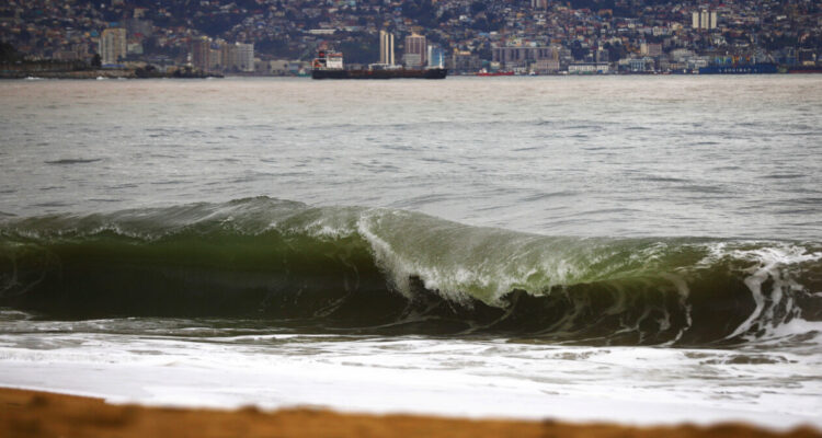 Armada emite Aviso por marejadas desde Los Lagos hasta Arica producto de sistema frontal