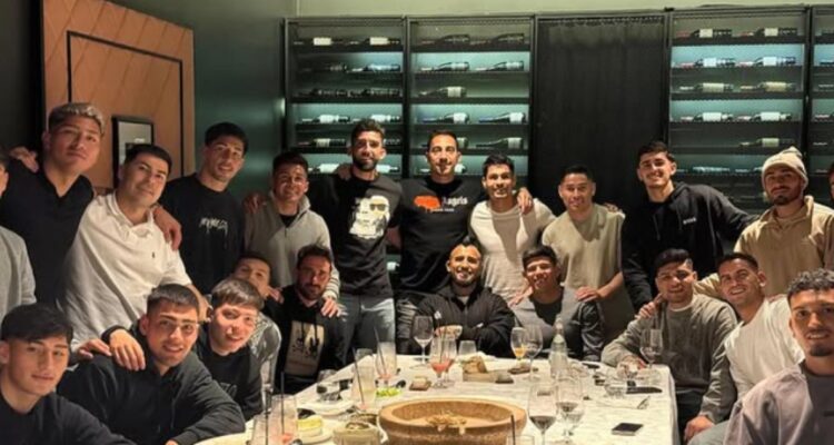 Arturo Vidal da señal de unidad en el camarín de Colo Colo