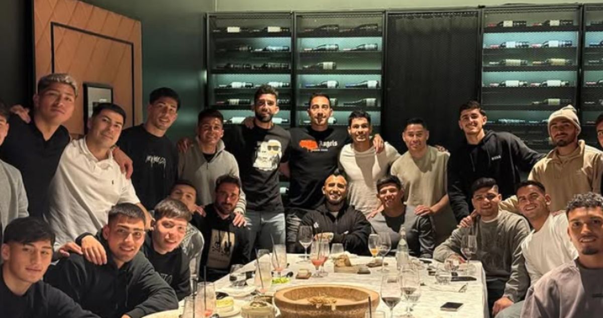 Arturo Vidal da señal de unidad en el camarín de Colo Colo