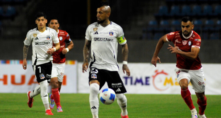 Arturo Vidal jugando para Colo Colo en 2025