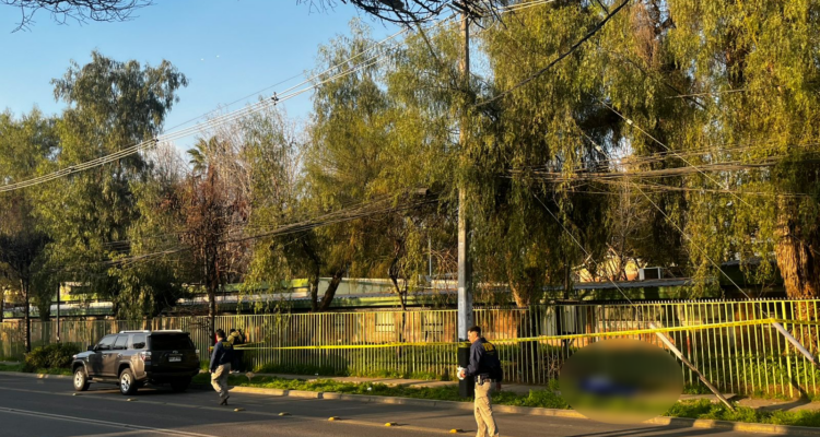 Imagen asesinato en Recoleta. Vereda con cinta y funcionarios de la PDI