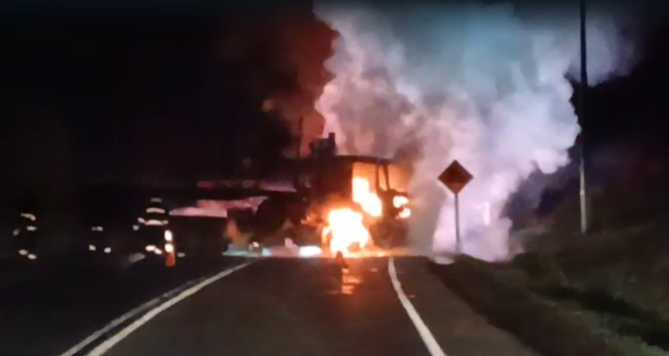Presunto ataque incendiario corta la ruta entre Collipulli y Angol
