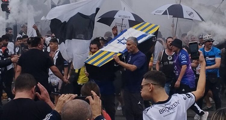 Ataúd dedicado a Israel y Club Atlanta