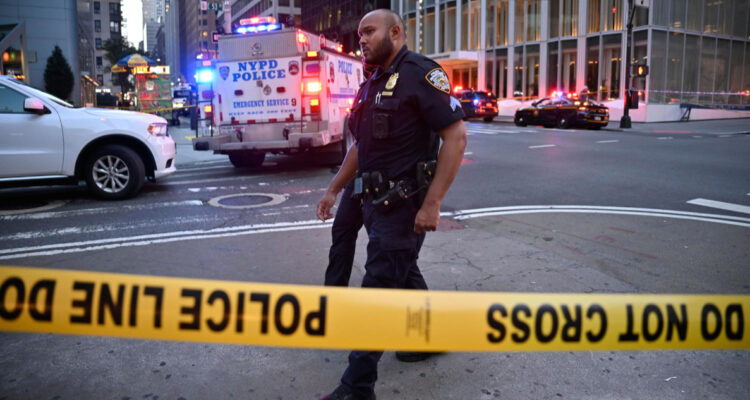 Aumentan a 4 los muertos por tiroteo de hombre solitario que entró con rifle a edificio de Nueva York