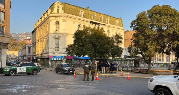 Personal policial indagando balacera ocurrida en Valparaíso