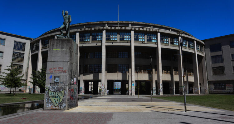 Un joven de 18 años resultó herido a bala frente a los Tribunales de Concepción este domingo, siendo internado en el Hospital Regional.