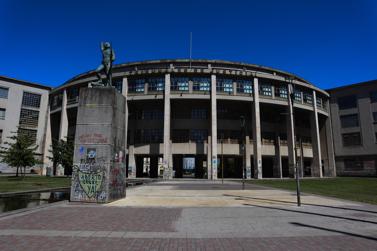 Un joven de 18 años resultó herido a bala frente a los Tribunales de Concepción este domingo, siendo internado en el Hospital Regional.