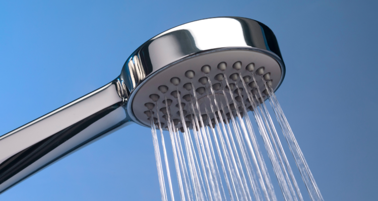 ¿Qué es mejor, bañarse de noche o por la mañana? Lo que hay que considerar, según microbióloga