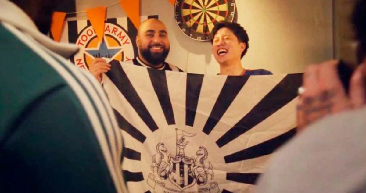 Bandera prohibida de Japón con colores del Newcastle. 