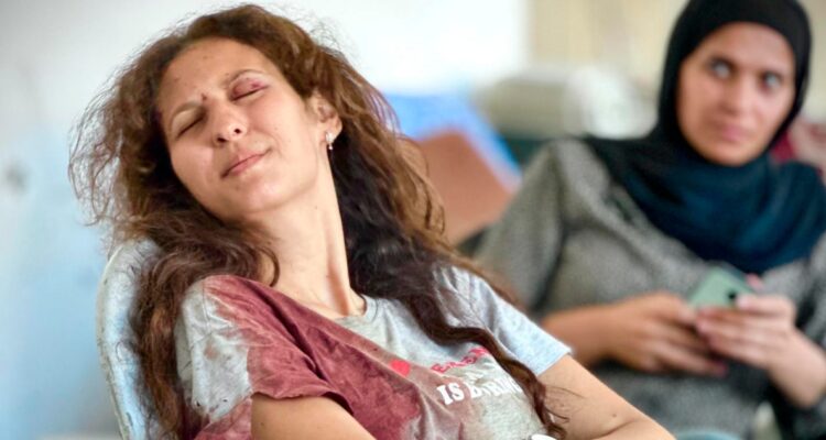 Bayan Abu Sultán: La reportera palestina que se convirtió en ícono de los ataques a la prensa en Gaza