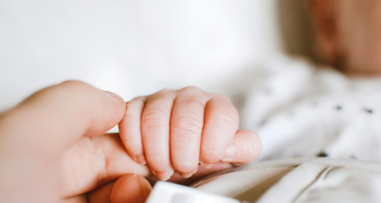 Bebé de cuatro meses dio positivo por cocaína: padre huyó del hospital y quedó en prisión preventiva