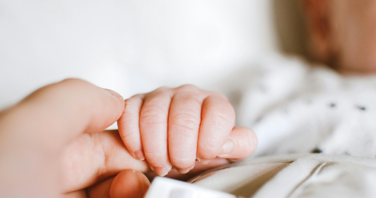 Bebé de cuatro meses dio positivo por cocaína: padre huyó del hospital y quedó en prisión preventiva