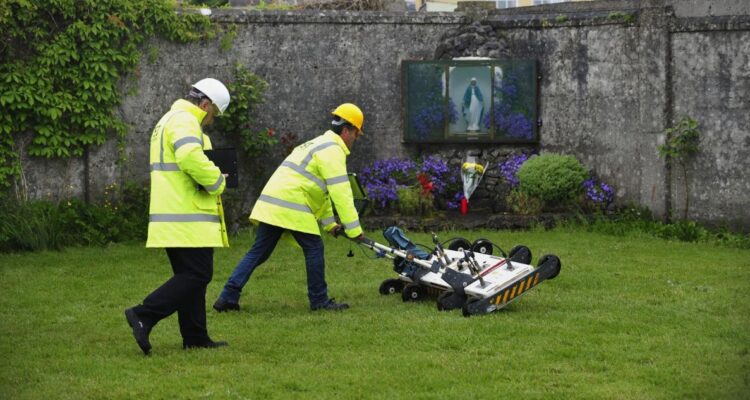 Inician excavación en un convento de monjas donde habrían restos de unos 800 bebés en Irlanda