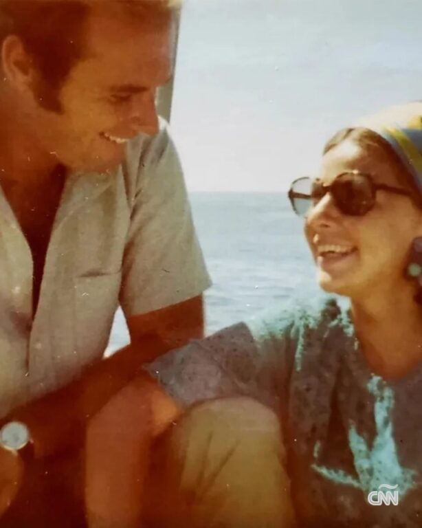 Bibliotecaria dejó trabajo, novio y familia por un capitán de yate: estuvieron 50 años juntos
