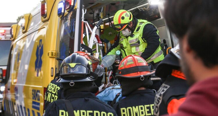 Adulto mayor debió ser trasladado a hospital por Bomberos ante falta de ambulancia en Santa Juana