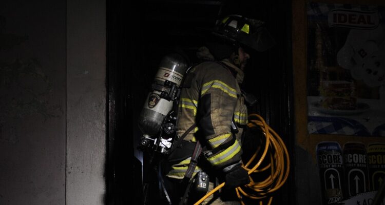 Voluntarios de Bomberos fueron amenazados con recibir disparos por parte de desconocidos tras acudir a un incendio en Valdivia.