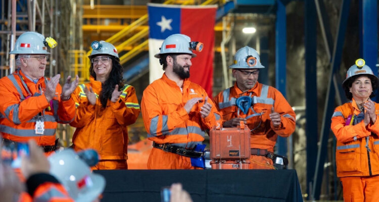 A poco del arancel de Trump: Boric resalta que “venderemos cobre a todo país que quiera comprarnos”