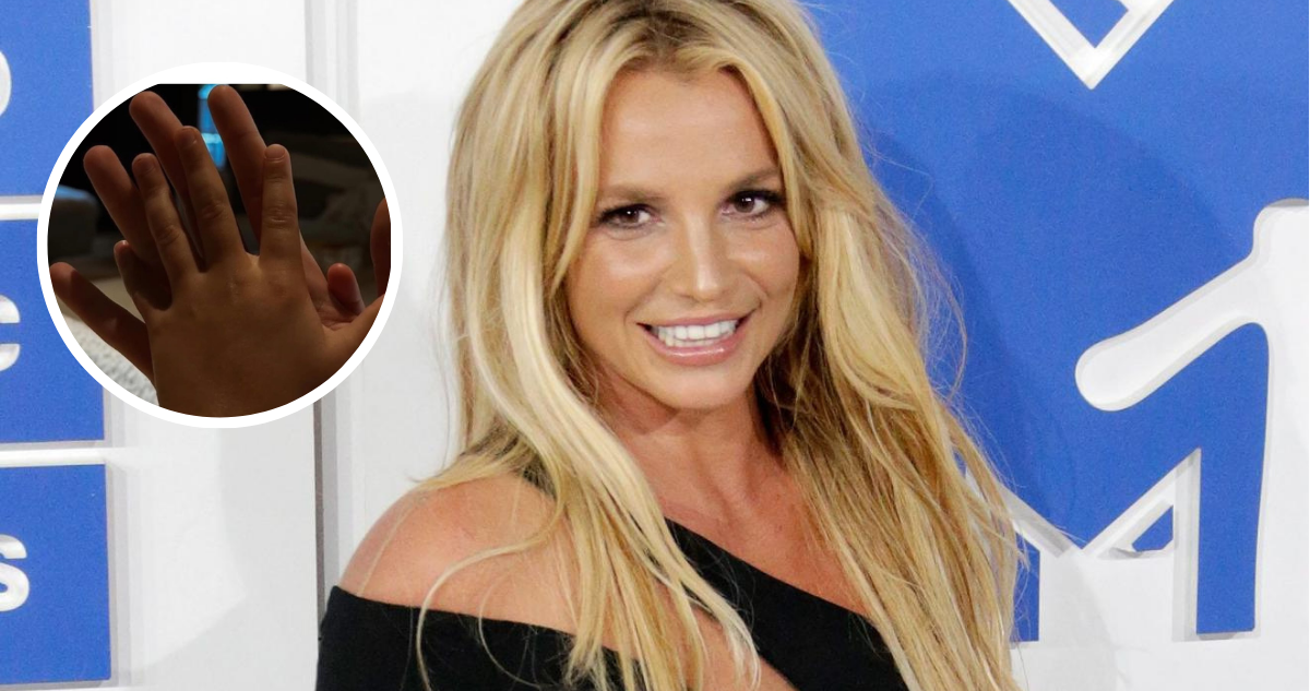 Britney Spears en los MTV Awards de 2016 en referencia a particular adopción de una muñeca