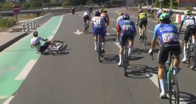 Ciclista que provocó dura caída de Pogacar recibe amenazas: Tour de Francia sale en defensa de noruego