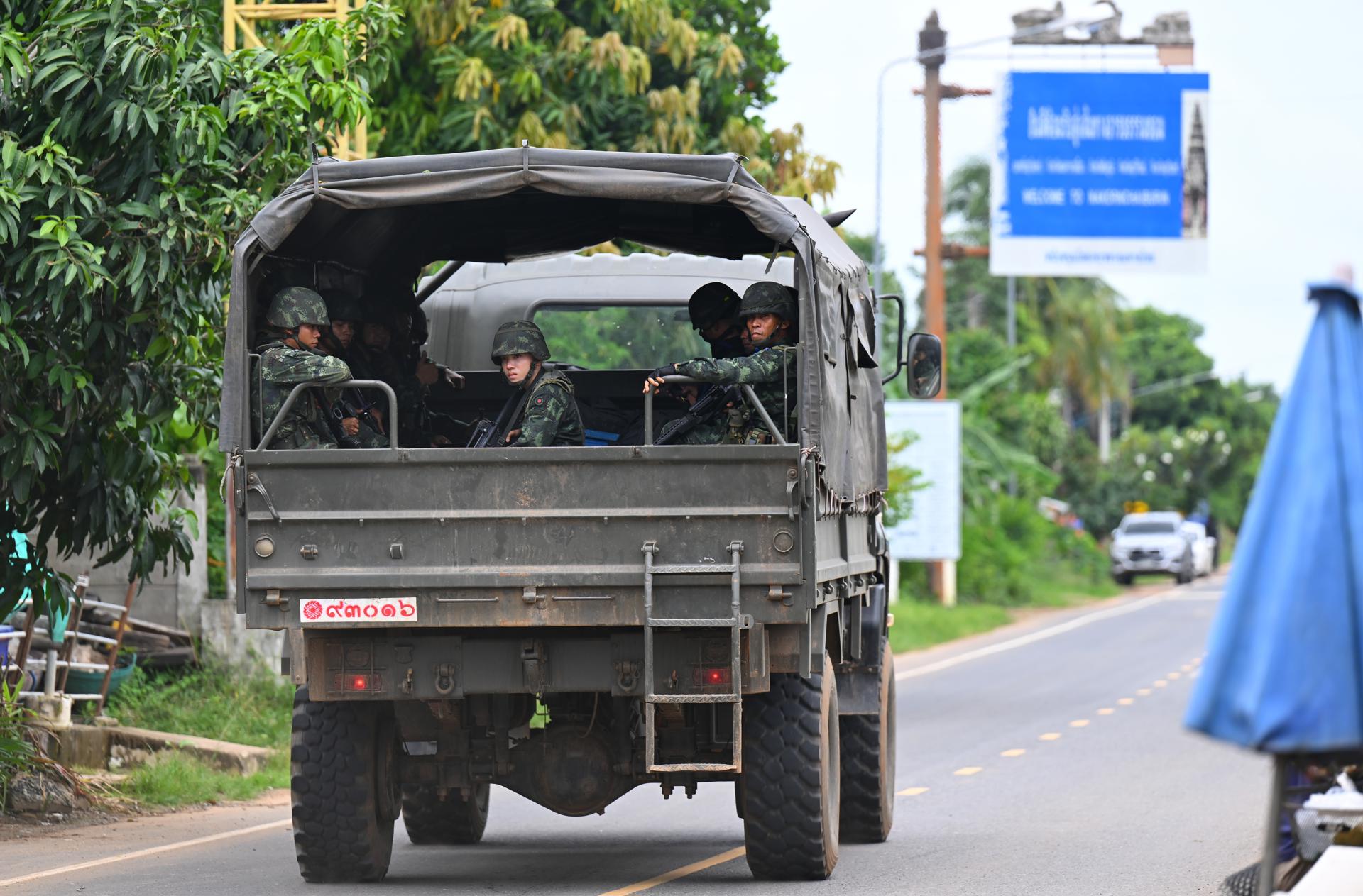 Un camión del ejército tailandés transporta tropas en medio de enfrentamientos con Camboya