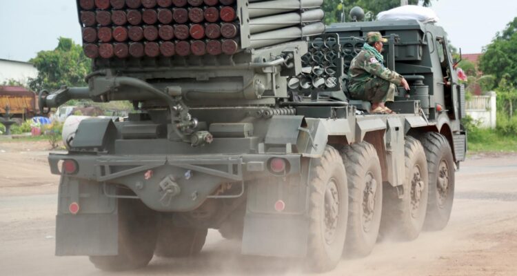 Soldados camboyanos viajan en un lanzacohetes múltiple autopropulsado en la provincia de Oddar Meanchey, Camboya