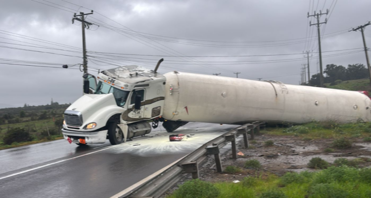 Camión con gas licuado vuelca su carga en ruta que une Quintero con Puchuncaví: conductor está ileso