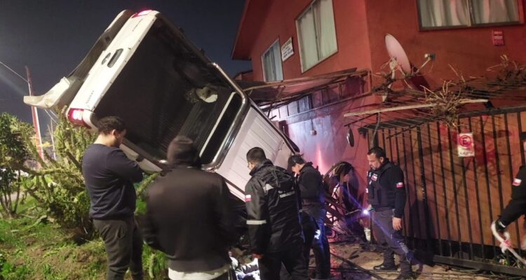 Camioneta con droga se vuelca y destruye fachada de casa en Macul: dos detenidos