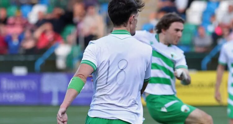 Futbolista juega con camiseta con número escrito con lápiz pasta en la Pre Champions League