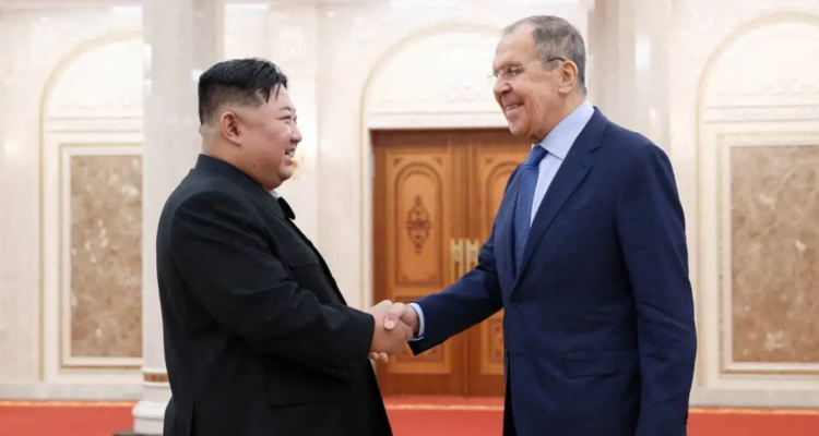 Canciller ruso visita a Kim Jong-un y elogia la ayuda de Corea del Norte en la guerra con Ucrania