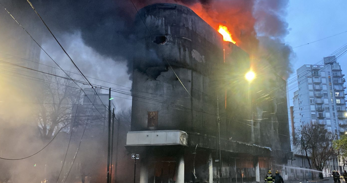 VIDEO | Captan derrumbe de una bodega de electrodomésticos en Argentina: artefactos cayeron a la calle