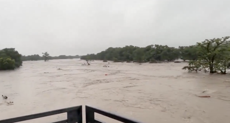 Al menos 20 niñas de un campamento desaparecidas y 13 muertos tras fuertes lluvias en Texas