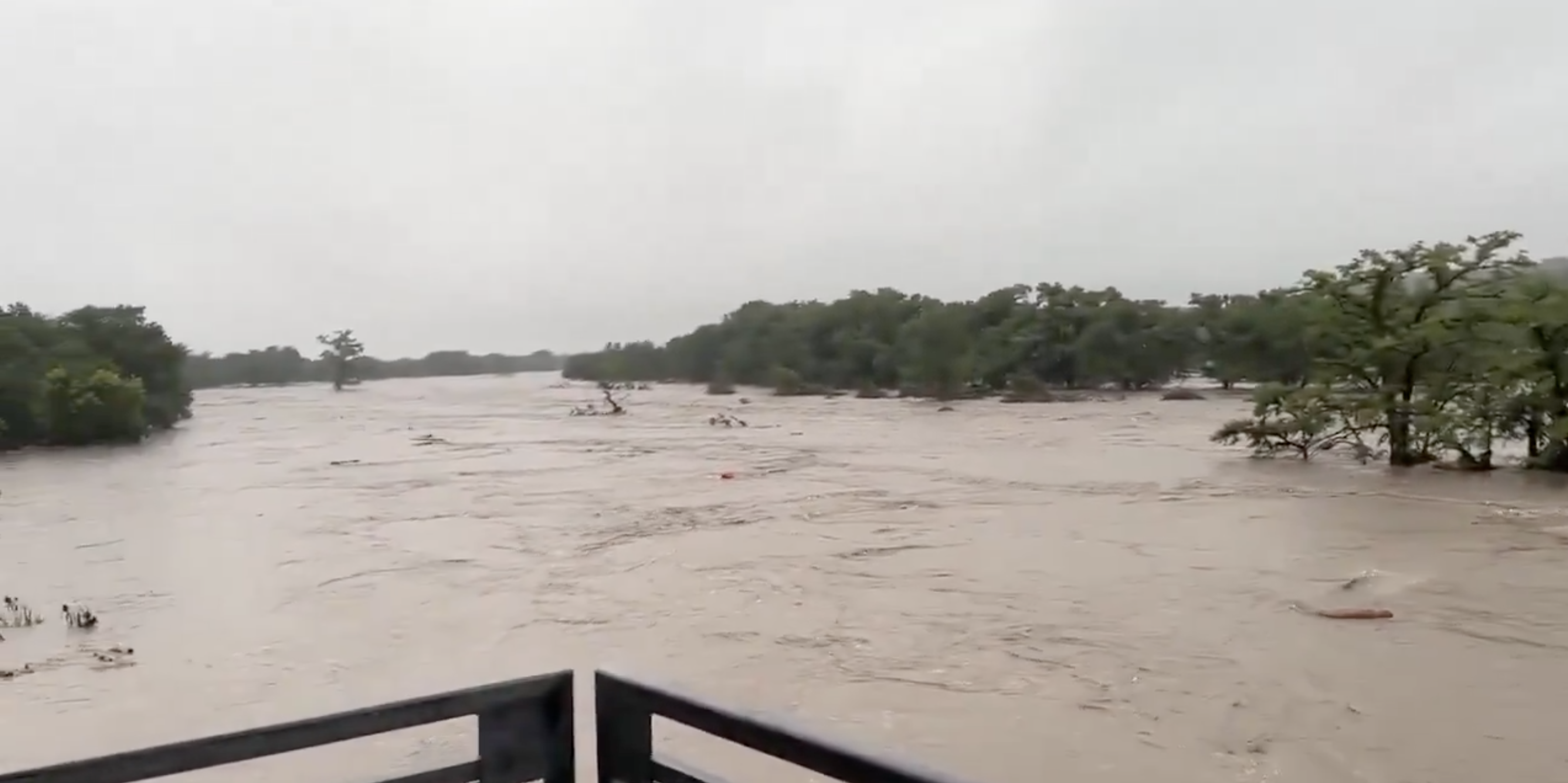 Al menos 20 niñas de un campamento desaparecidas y 13 muertos tras fuertes lluvias en Texas