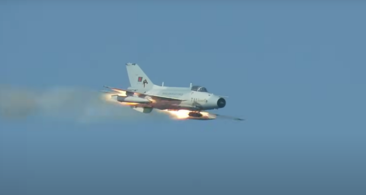 19 muertos y 50 heridos por accidente de avión militar que cayó en campus universitario en Bangladesh